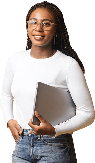 Analista de marketing segurando um notebook