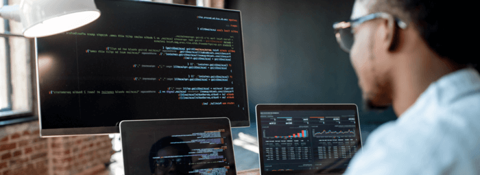 Estudante programando no computador em analise e desenvolvimento de sistemas